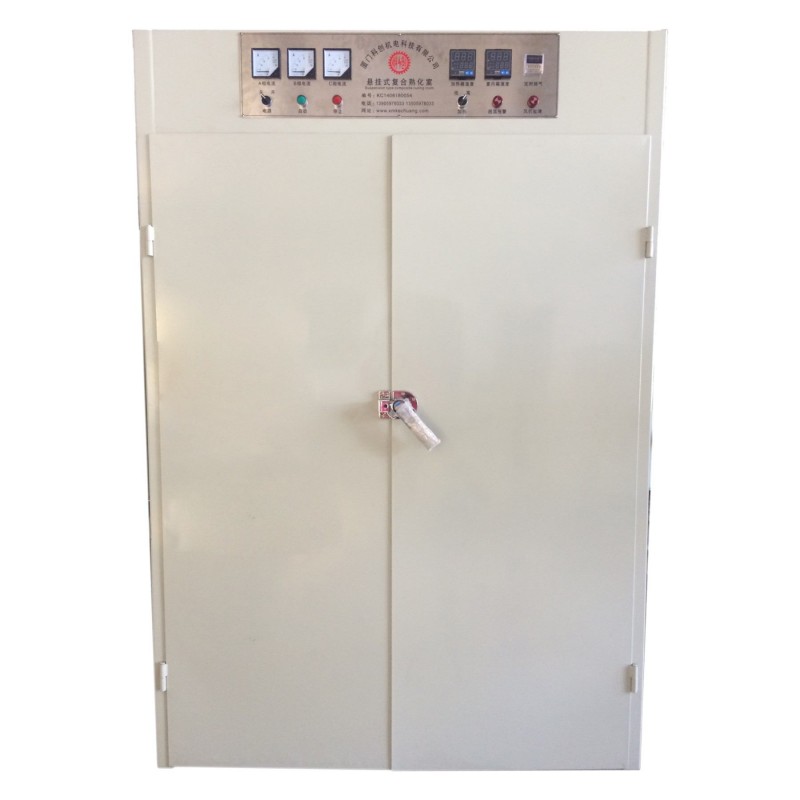 도색된 도어가 있는 경화 챔버